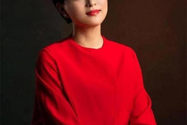 杨澜八字揭秘：她如何化解命运中的挑战