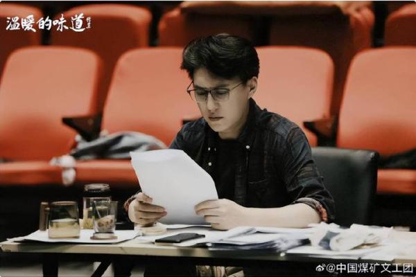 从靳东八字看人生轨迹:为何他能成就今日辉煌 从靳东八字看人生轨迹:为何他能成就今日辉煌